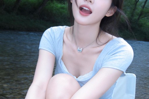 一位美丽时尚的妈妈和她的小女儿在浴室里玩耍