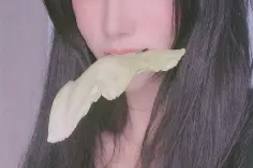王思聪前女友黄一鸣被曝猛料 被60岁大爷包 嚣张回应 闪闪生父被